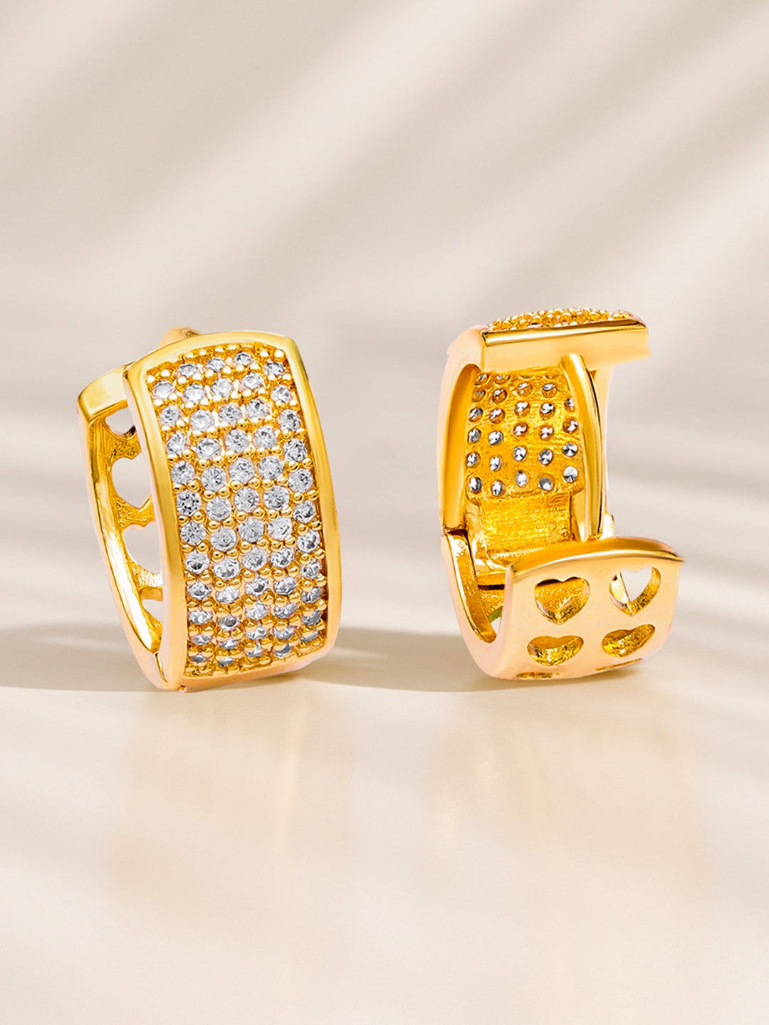 【Rubans】 White Studded Gold Toned Huggie Earrings｜ホワイトストーン ゴールドトーン ハギーイヤリング