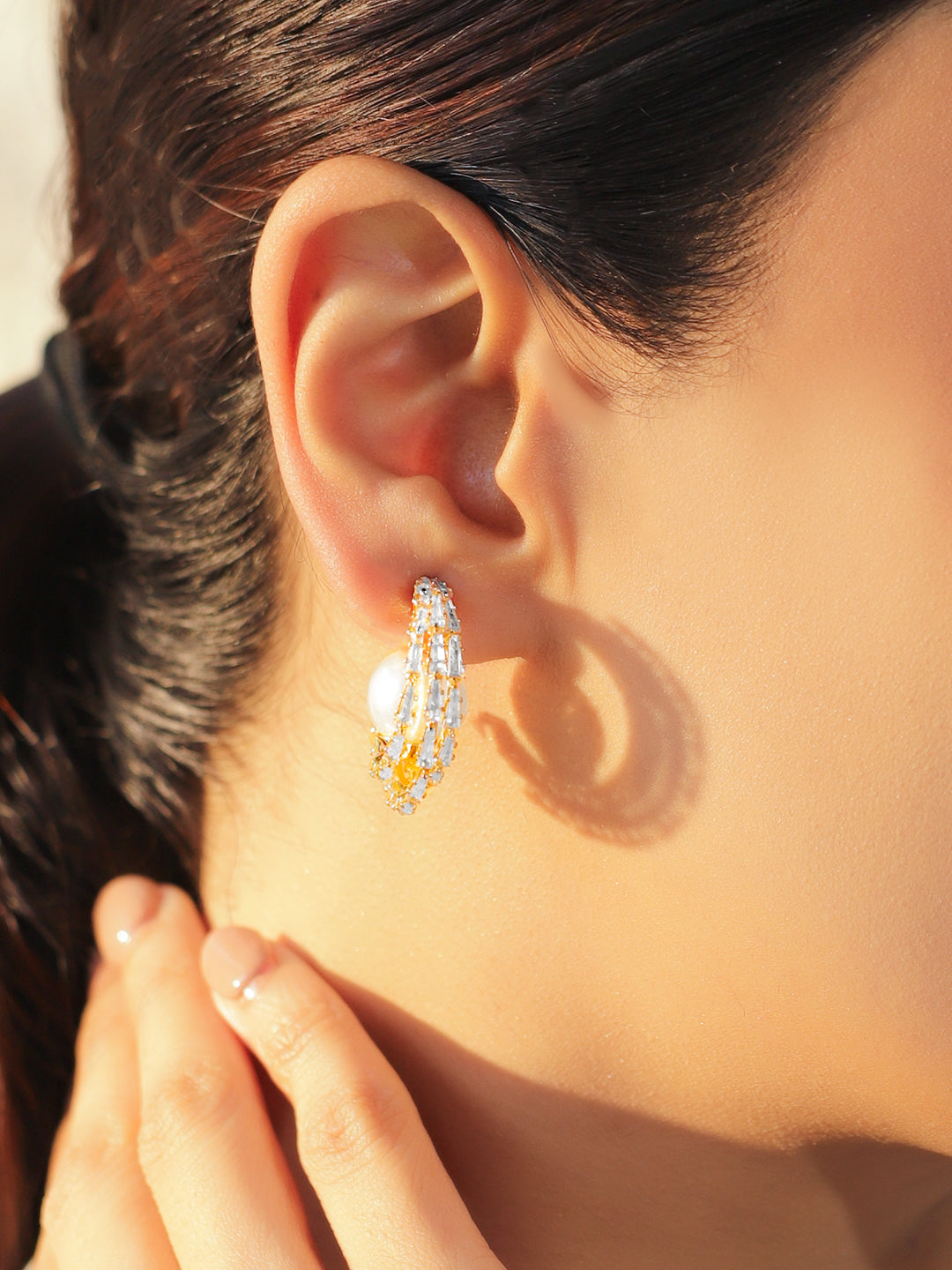 【Rubans】 Gold Toned Pearl Huggie Earrings｜ゴールドトーン パール ハギー イヤリング