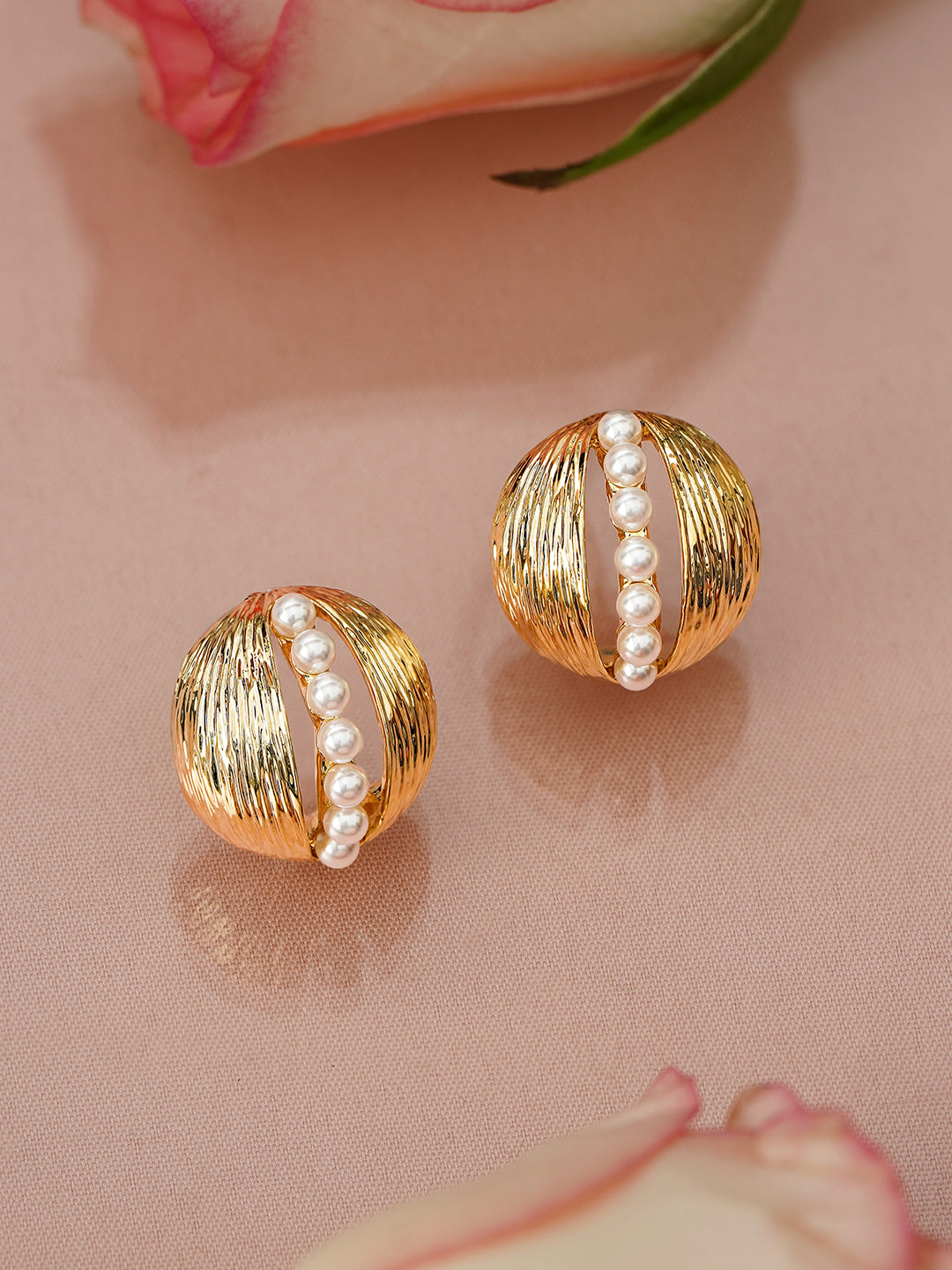 Gold Dome Stud Earrings With Pearls フリーサイズ