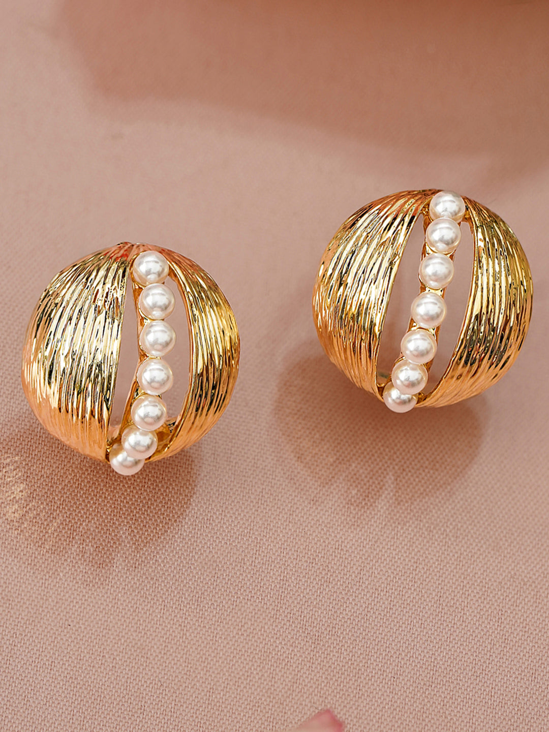 Gold Dome Stud Earrings With Pearls フリーサイズ