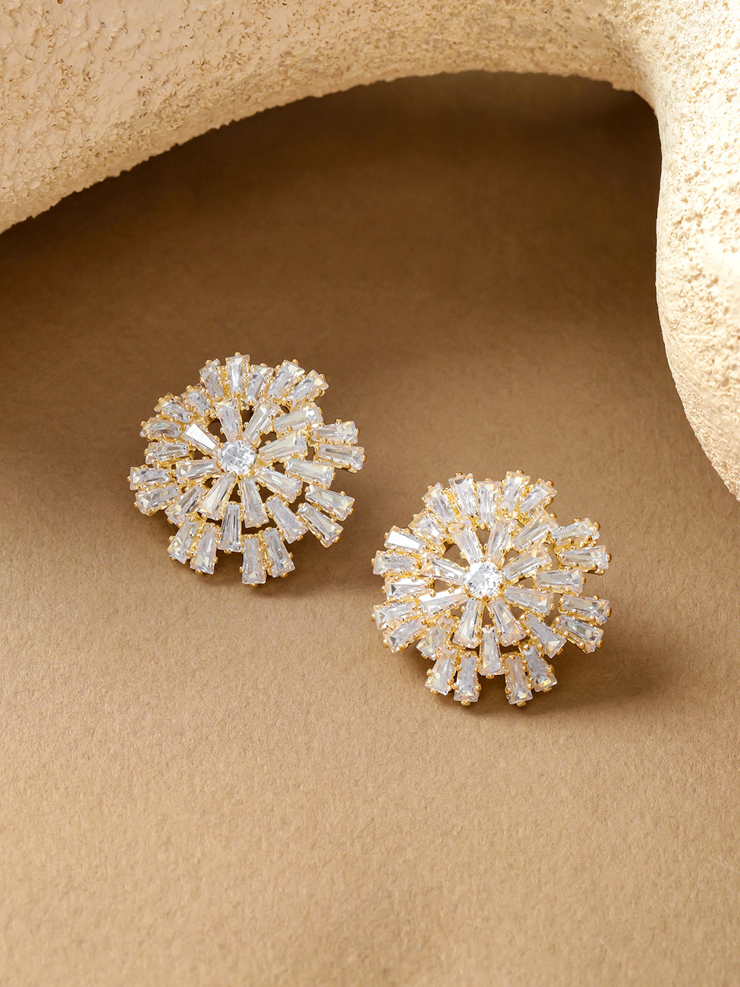 White & Gold Stud Earrings フリーサイズ