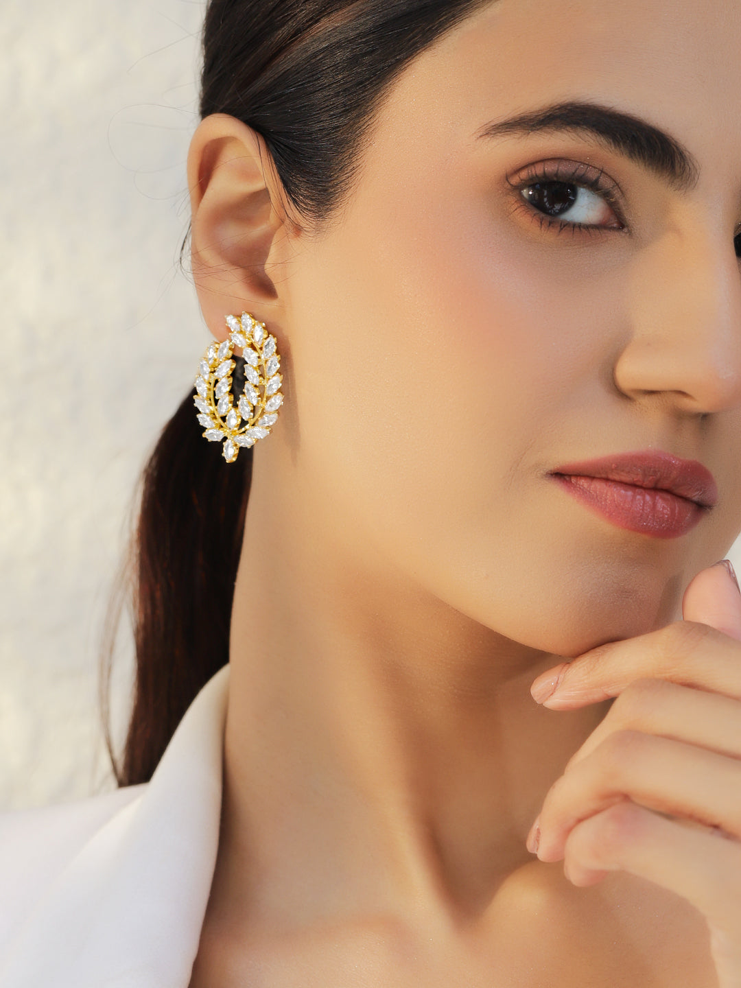 【Rubans】 Leaf Motif Gold Toned Crystal Stud Earrings｜リーフモチーフ ゴールドトーン クリスタル スタッドイヤリング