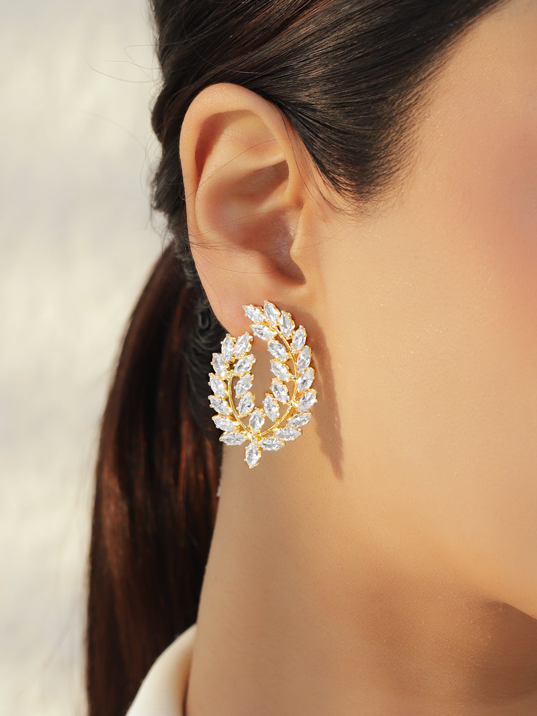 【Rubans】 Leaf Motif Gold Toned Crystal Stud Earrings｜リーフモチーフ ゴールドトーン クリスタル スタッドイヤリング
