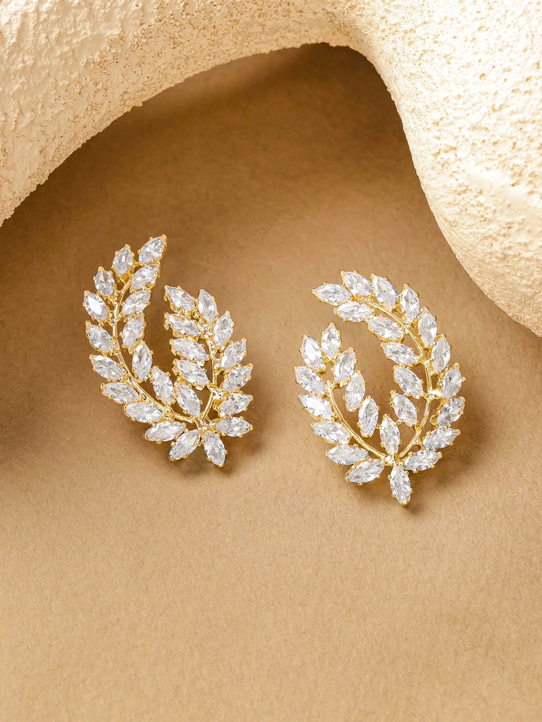 【Rubans】 Leaf Motif Gold Toned Crystal Stud Earrings｜リーフモチーフ ゴールドトーン クリスタル スタッドイヤリング