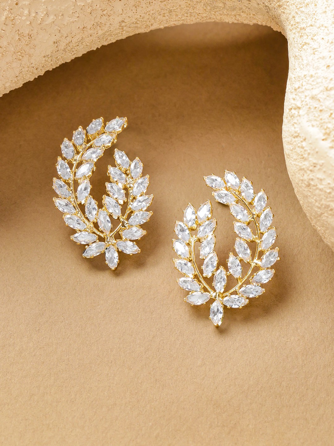 【Rubans】 Leaf Motif Gold Toned Crystal Stud Earrings｜リーフモチーフ ゴールドトーン クリスタル スタッドイヤリング
