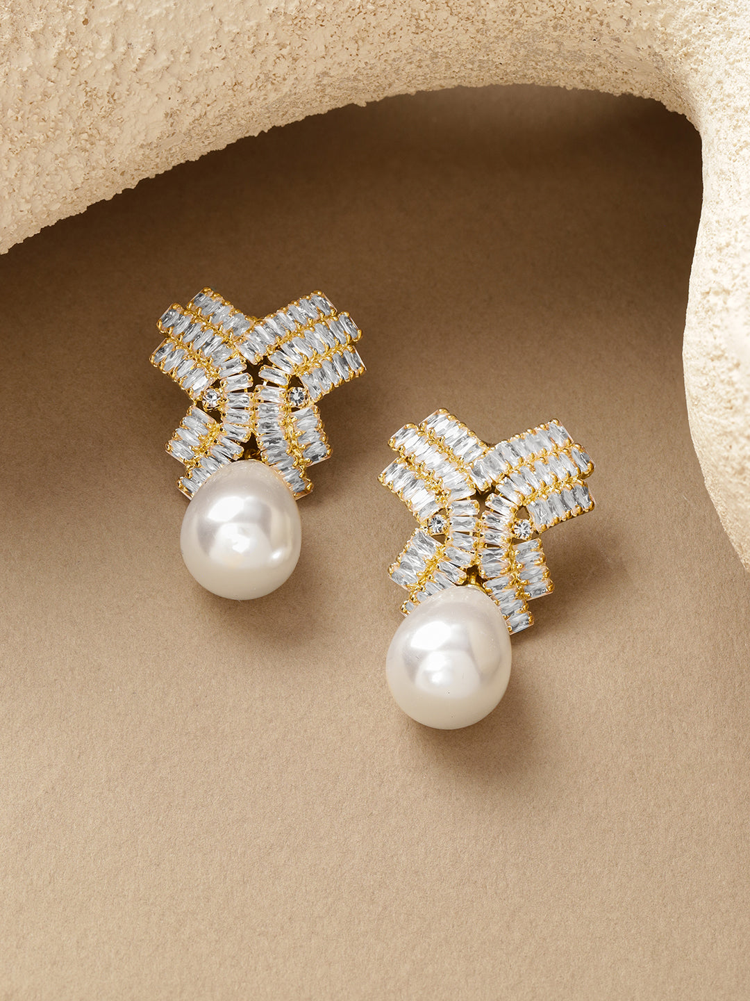 Crystal Studded Pearl Drop Earrings フリーサイズ