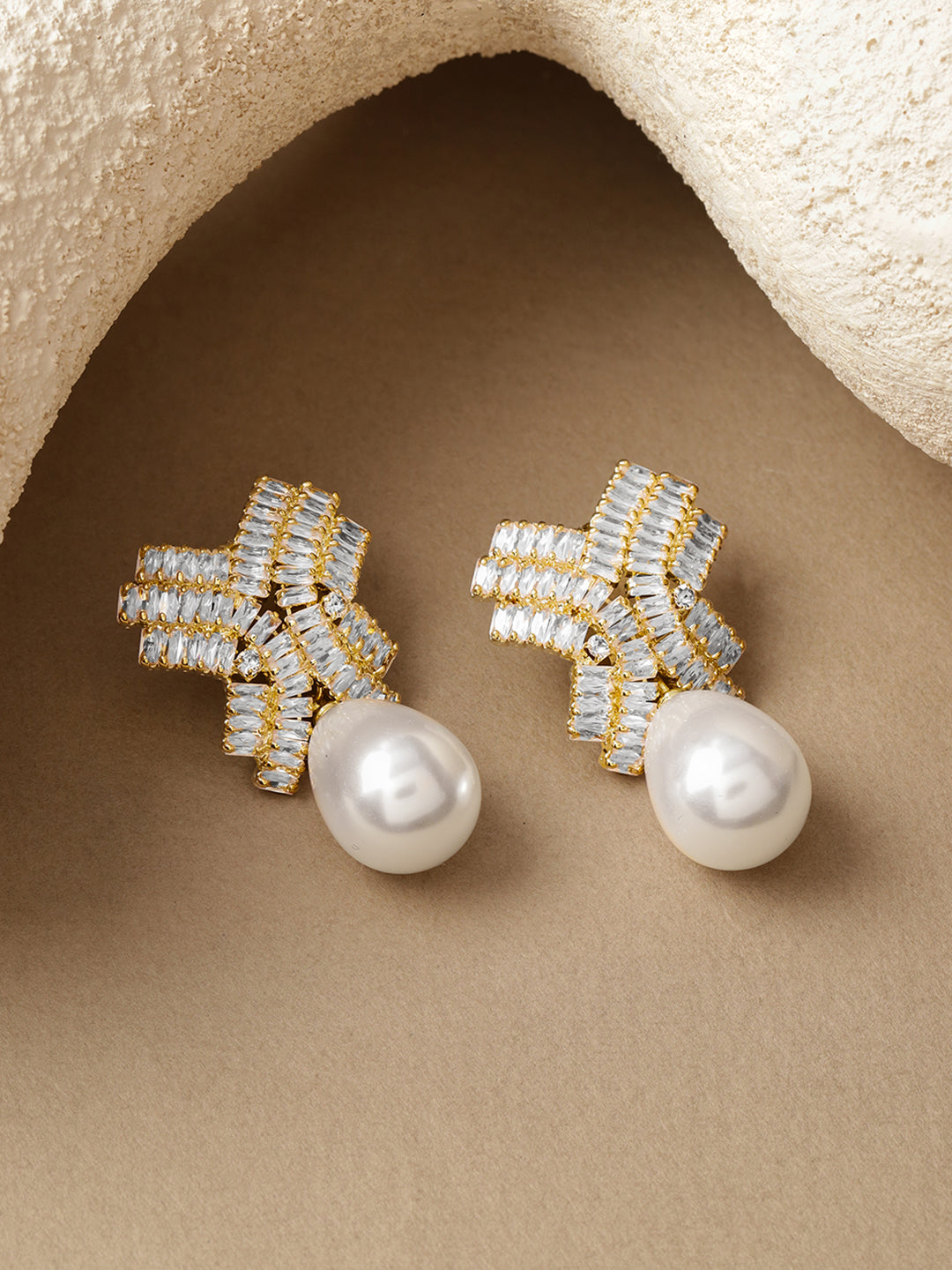 Crystal Studded Pearl Drop Earrings フリーサイズ