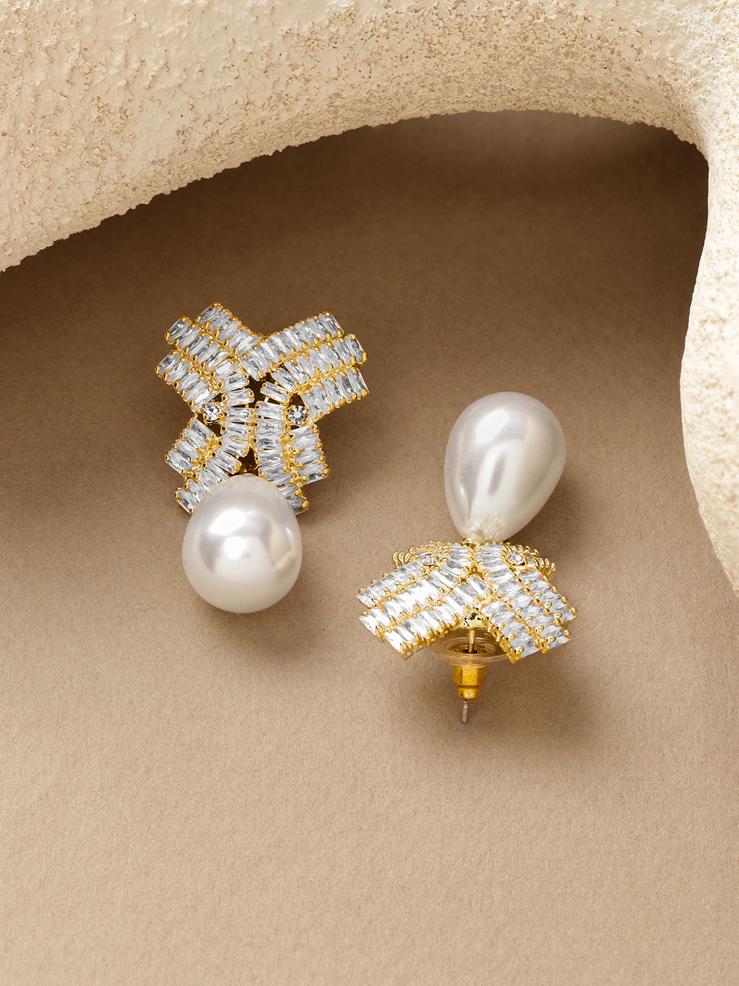 Crystal Studded Pearl Drop Earrings フリーサイズ