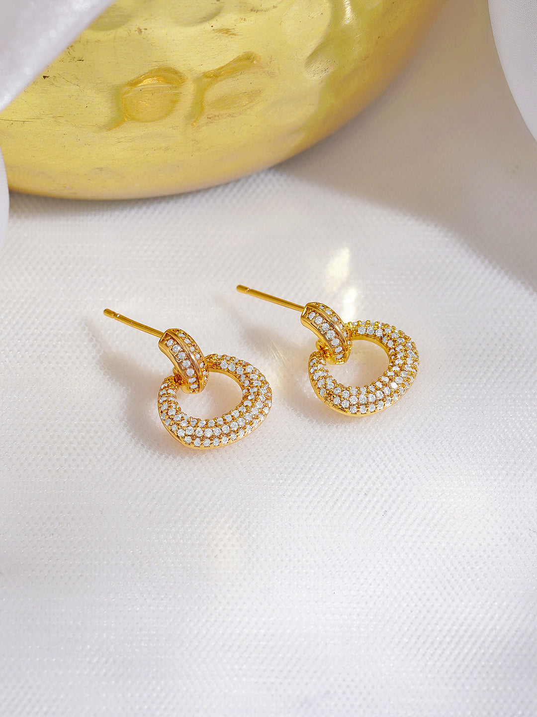 Rubans 18K Gold-Plated White Crystal AD Textured Circular Loop Stud Earrings フリーサイズ