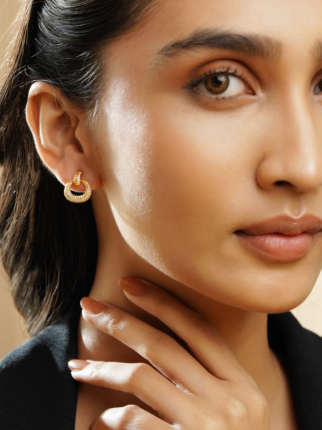 Rubans 18K Gold-Plated White Crystal AD Textured Circular Loop Stud Earrings フリーサイズ