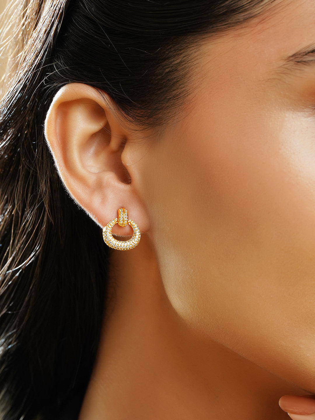 Rubans 18K Gold-Plated White Crystal AD Textured Circular Loop Stud Earrings フリーサイズ