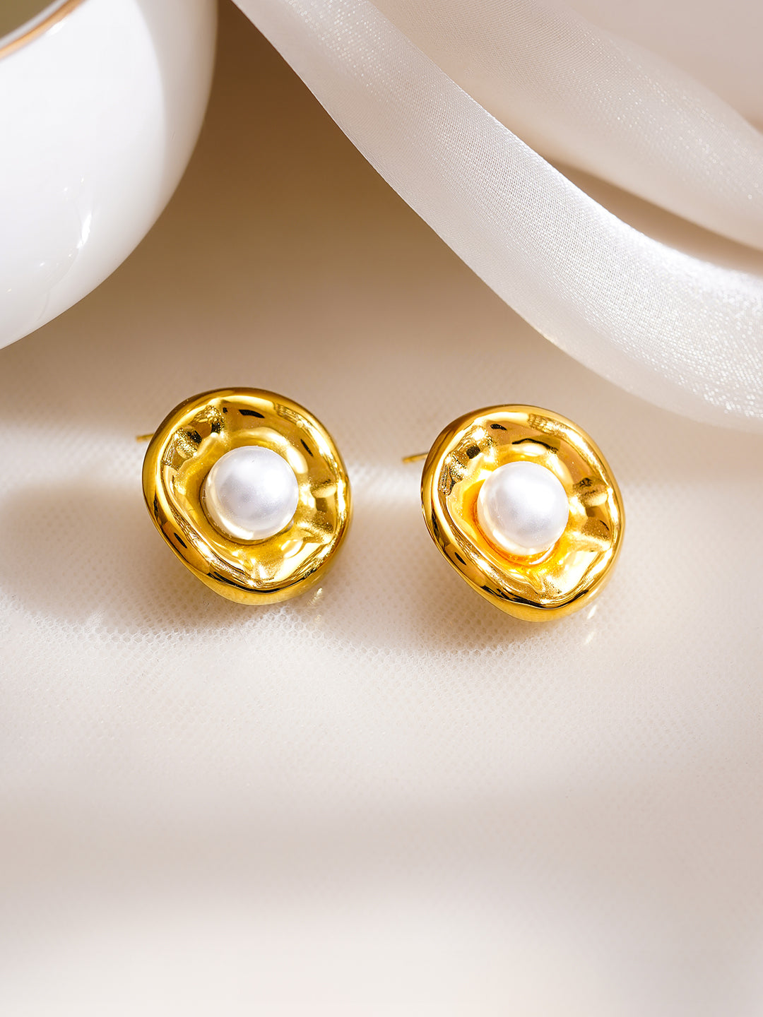 Demi Fine 18K Gold Plated Stainless Steel Sculpted Pearl Stud Earrings フリーサイズ