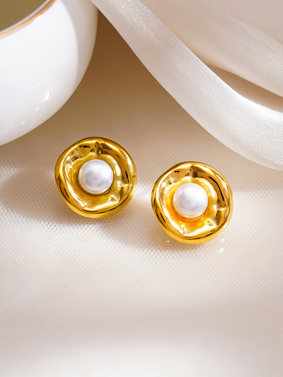 Demi Fine 18K Gold Plated Stainless Steel Sculpted Pearl Stud Earrings フリーサイズ