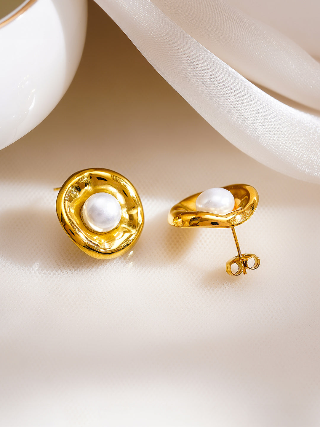 Demi Fine 18K Gold Plated Stainless Steel Sculpted Pearl Stud Earrings フリーサイズ