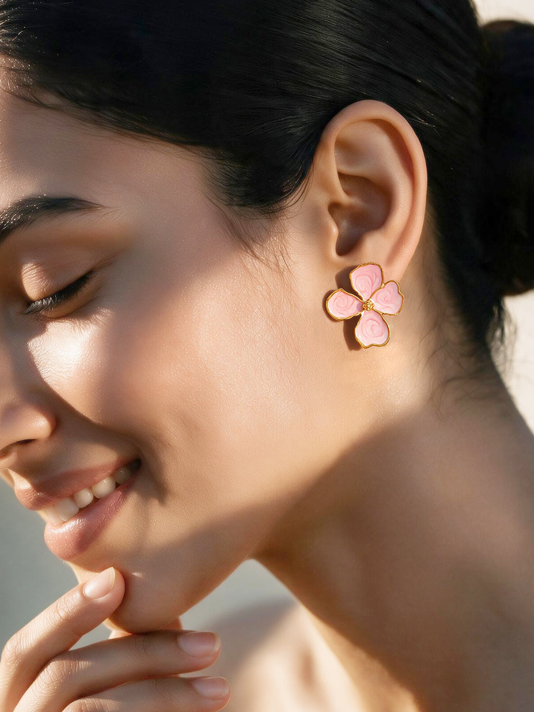 【Rubans】Gold Plated pink four-petal enamel flower stud earrings｜ゴールドメッキ ピンク フォーペタル エナメル フラワー スタッドピアス