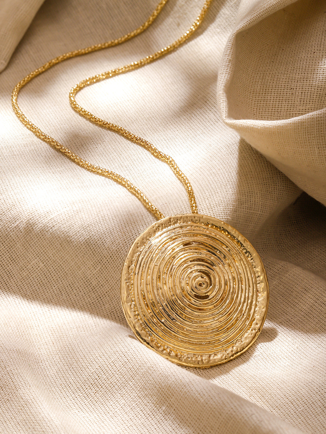 Gold Toned Spiral Motif Round Pendant フリーサイズ