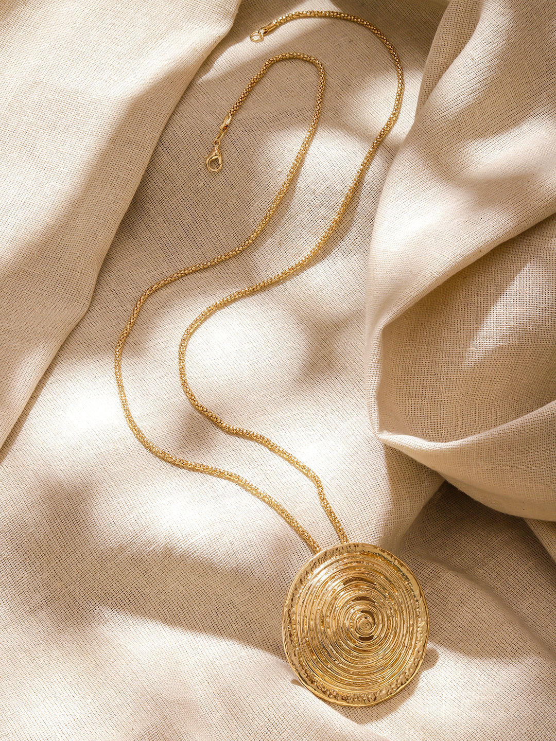 Gold Toned Spiral Motif Round Pendant フリーサイズ