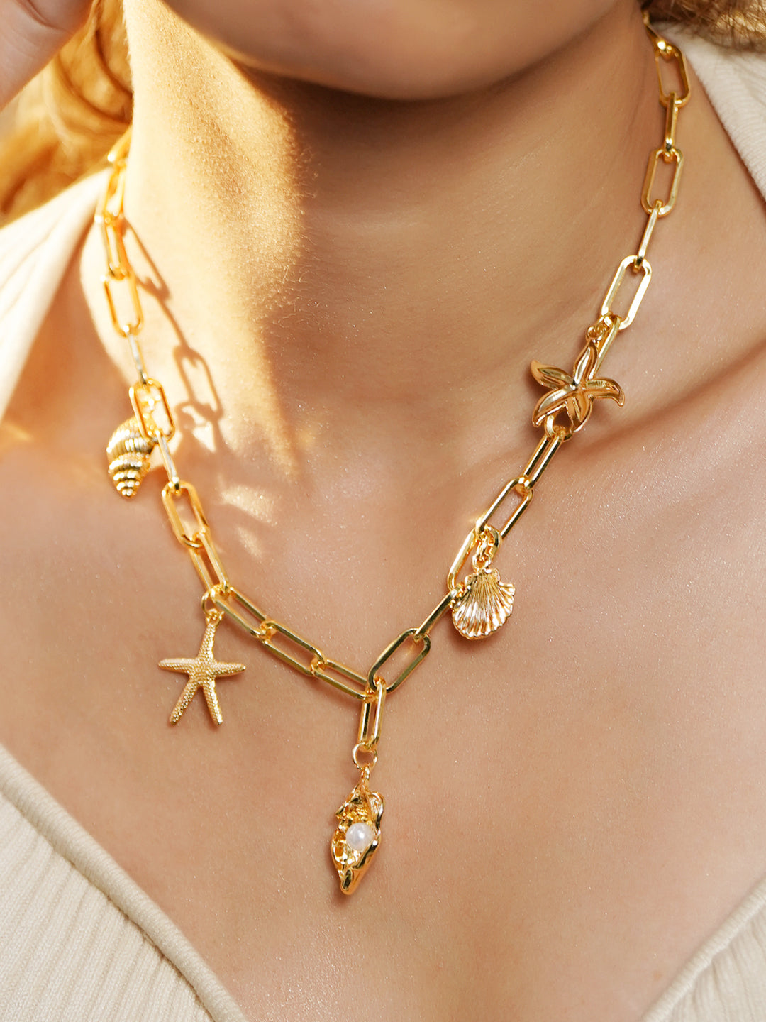 Gold-Toned Shell Charm Necklace フリーサイズ