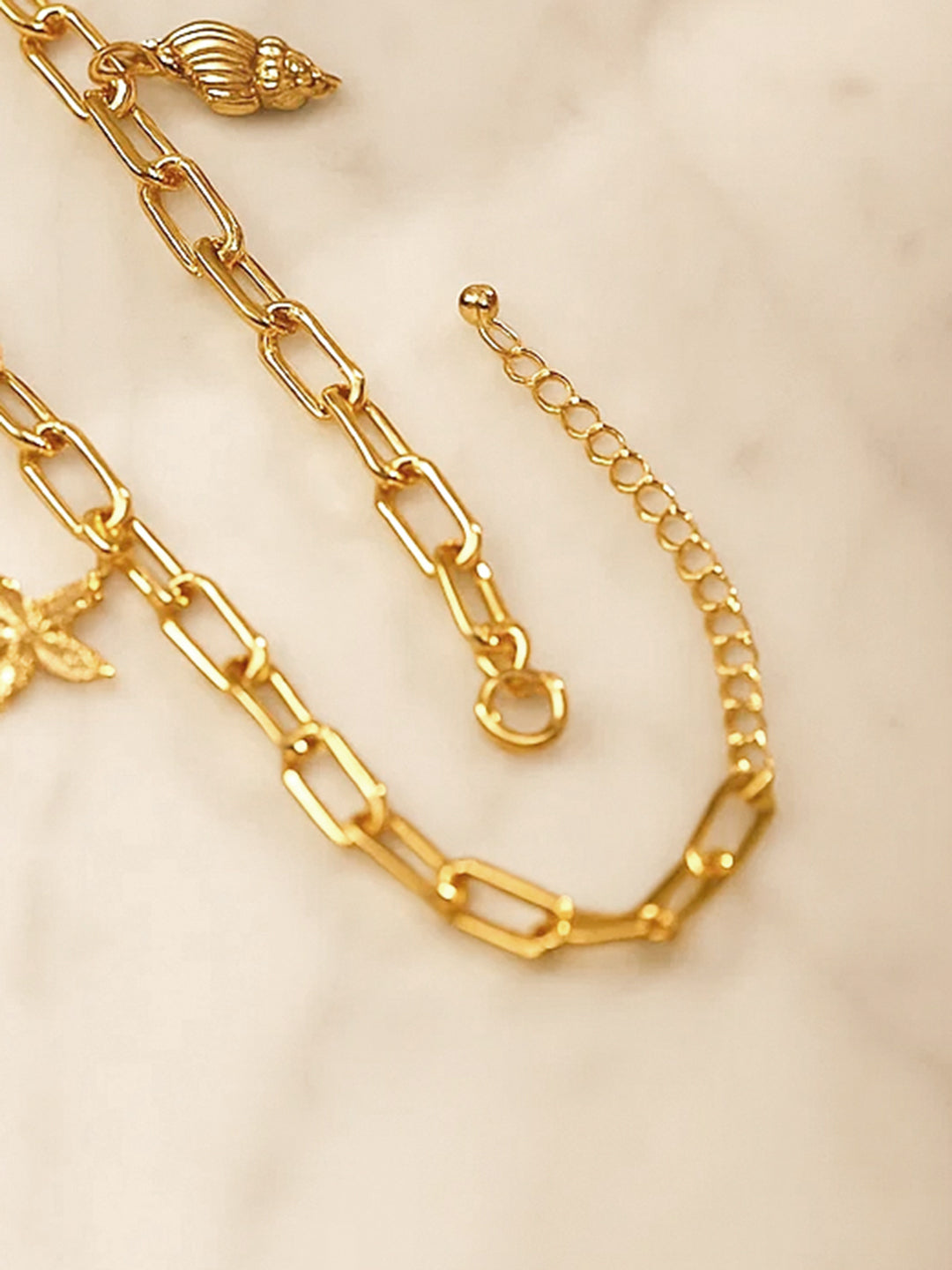 Gold-Toned Shell Charm Necklace フリーサイズ