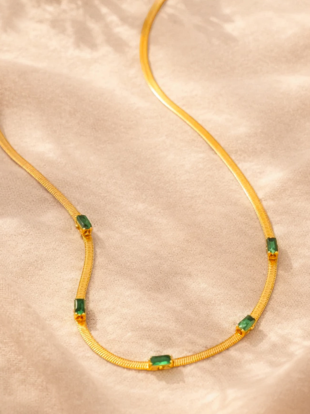 【Rubans】 Demi Fine Gold-Plated Emerald Whisper Snake Chain Necklace｜デミファイン ゴールドメッキ エメラルド ウィスパー スネークチェーン ネックレス