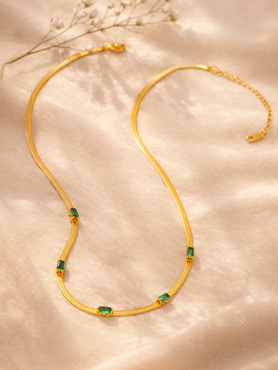 【Rubans】 Demi Fine Gold-Plated Emerald Whisper Snake Chain Necklace｜デミファイン ゴールドメッキ エメラルド ウィスパー スネークチェーン ネックレス