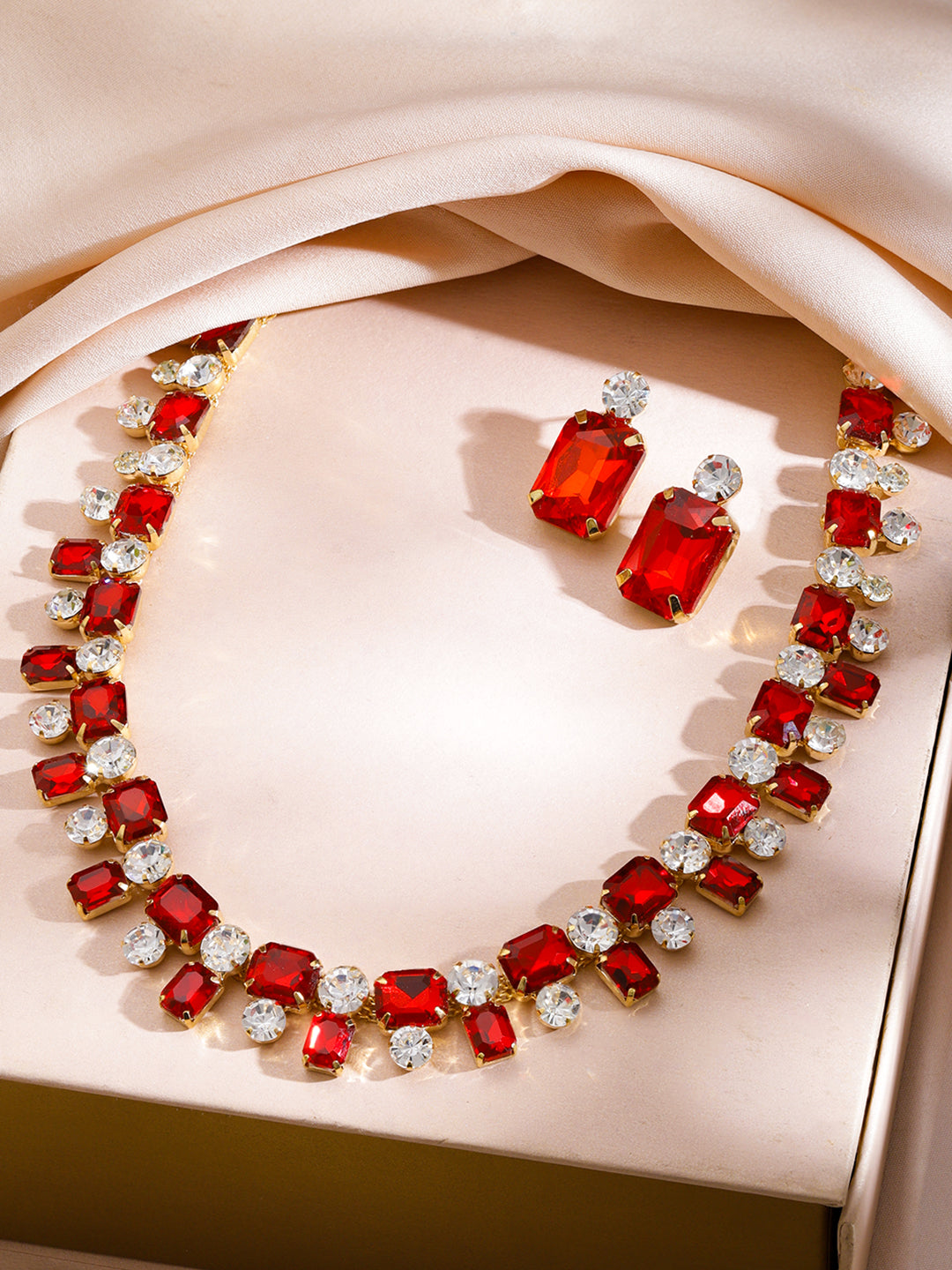 Red & White Crystal Studded Gold Necklace Set フリーサイズ