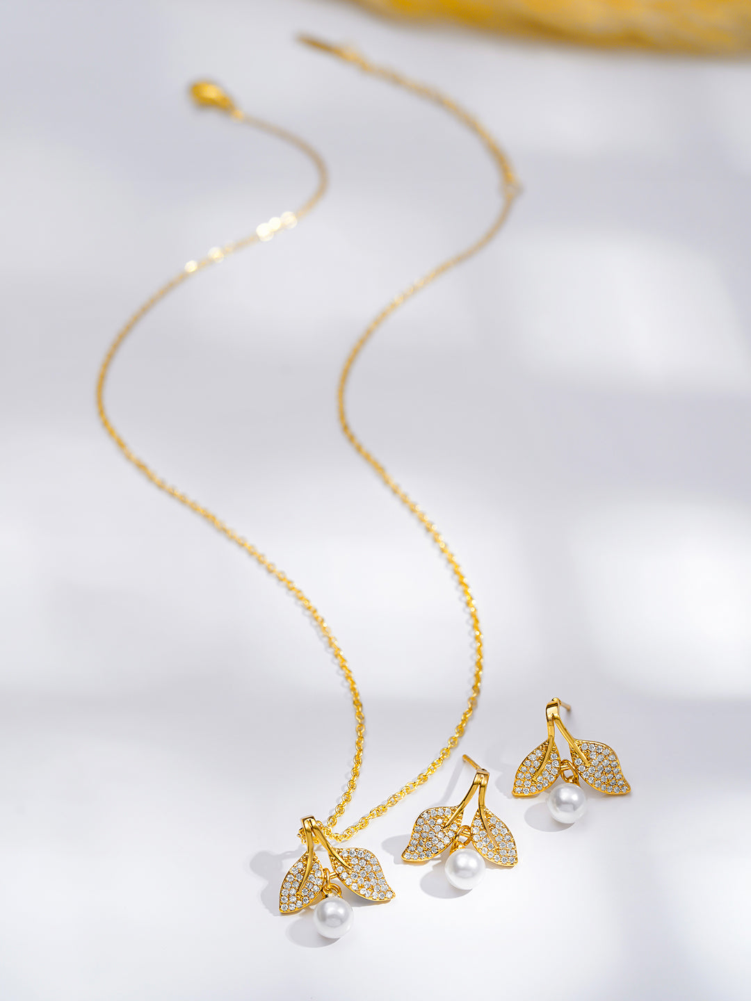 【Rubans】 18K Gold-Plated Flora Pearl Drop Pendant Set with Sparkling Crystal Accents｜18K ゴールドメッキ フローラ パールドロップ ペンダントセット クリスタルアクセント