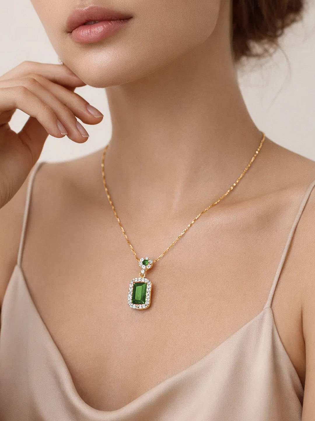 【Rubans】 18K Gold Plated Emerald Crystal Pendant Necklace | Anti Tarnish｜18K ゴールドメッキ エメラルドクリスタル ペンダントネックレス
