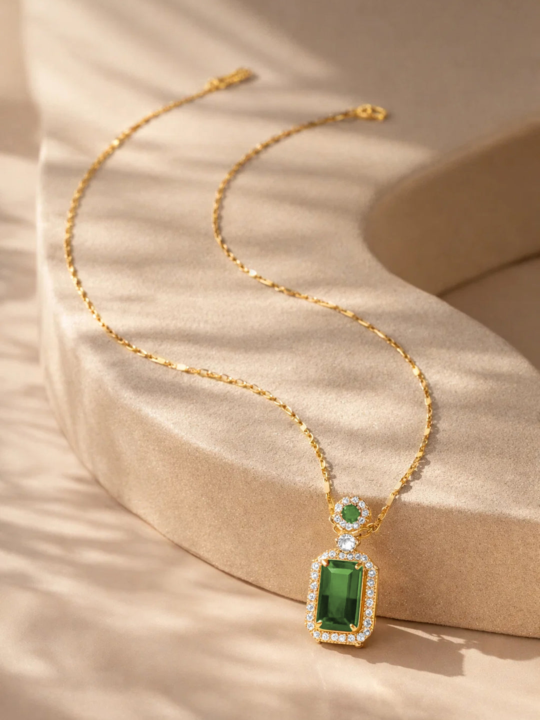 【Rubans】 18K Gold Plated Emerald Crystal Pendant Necklace | Anti Tarnish｜18K ゴールドメッキ エメラルドクリスタル ペンダントネックレス