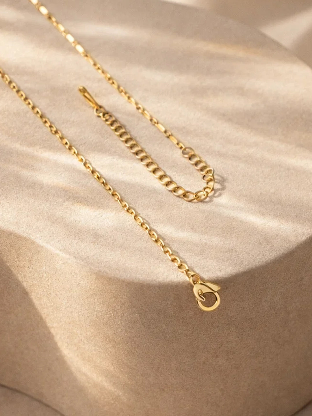 【Rubans】 18K Gold Plated Emerald Crystal Pendant Necklace | Anti Tarnish｜18K ゴールドメッキ エメラルドクリスタル ペンダントネックレス