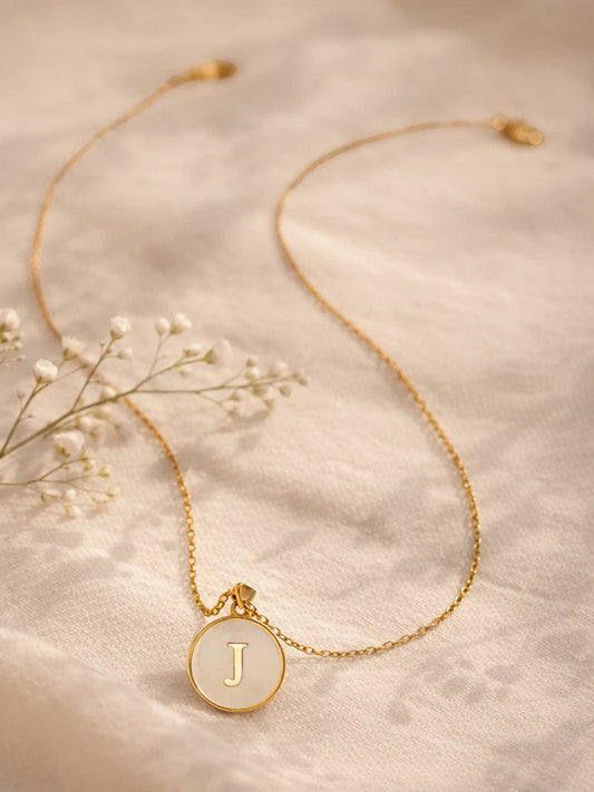 【Rubans】 Demi Fine 18K Gold Plated Stainless steel Minimal J Pendant Necklace｜デミファイン 18Kゴールドプレーテッド ステンレススチール ミニマル J ペンダント ネックレス｜Length - 23 cm