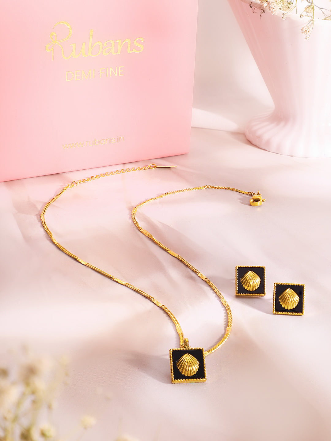 Demi Fine 18k Gold Plated Stainless Steel Shell Motif Black Pendant Set Necklace Length - 44 cm