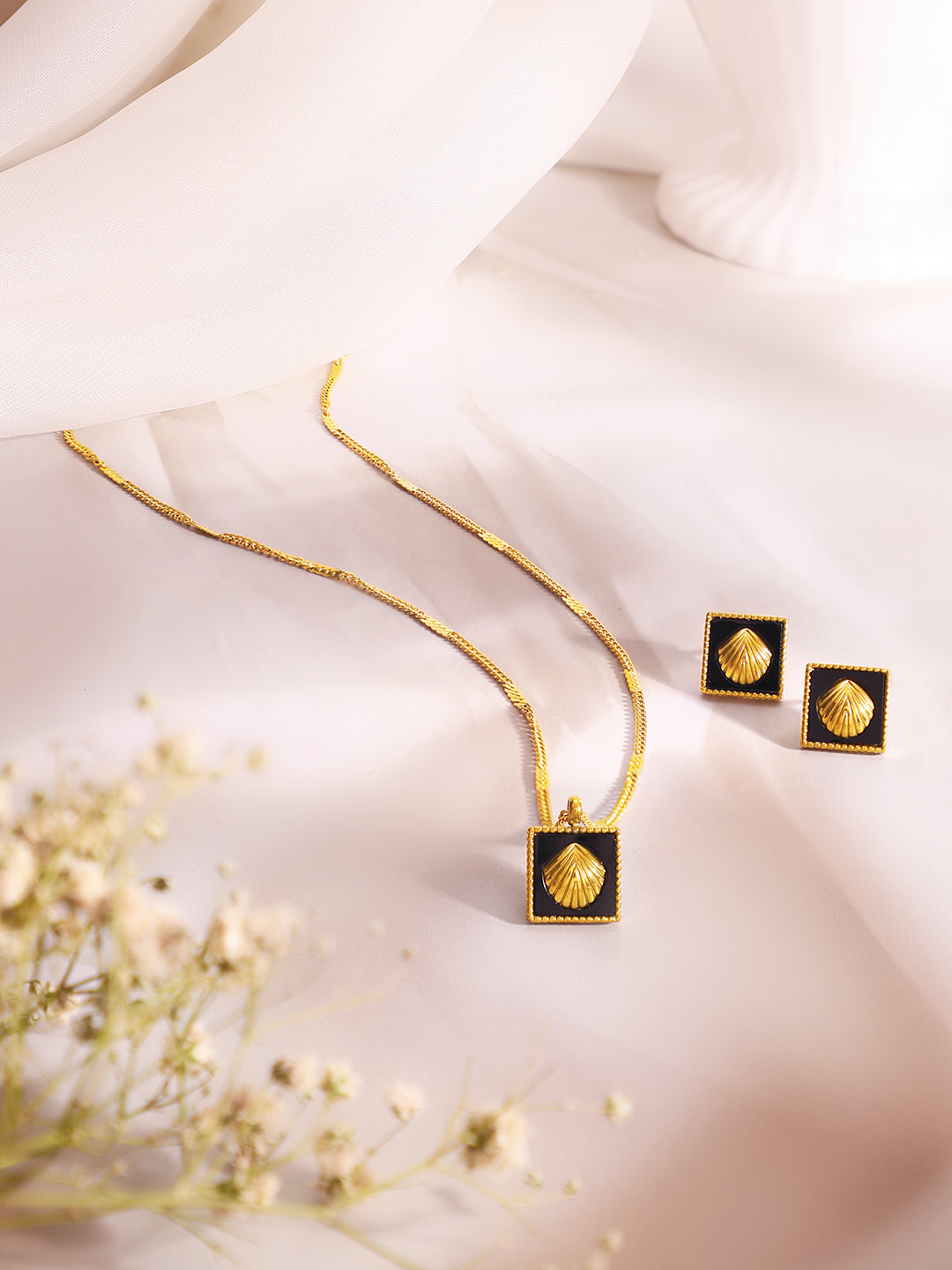 Demi Fine 18k Gold Plated Stainless Steel Shell Motif Black Pendant Set Necklace Length - 44 cm