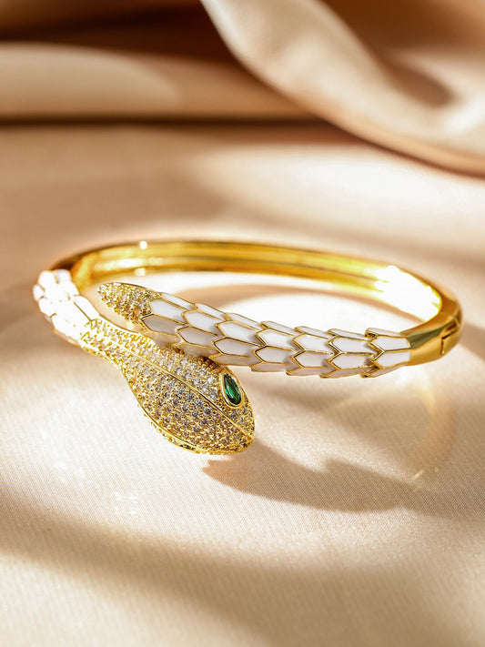 【Rubans】 22K Gold-Plated Zirconia Snake Motif Bracelet with Enamel Details & Emerald Accents｜22K ゴールドメッキ ジルコニア スネークモチーフ エナメル ブレスレット