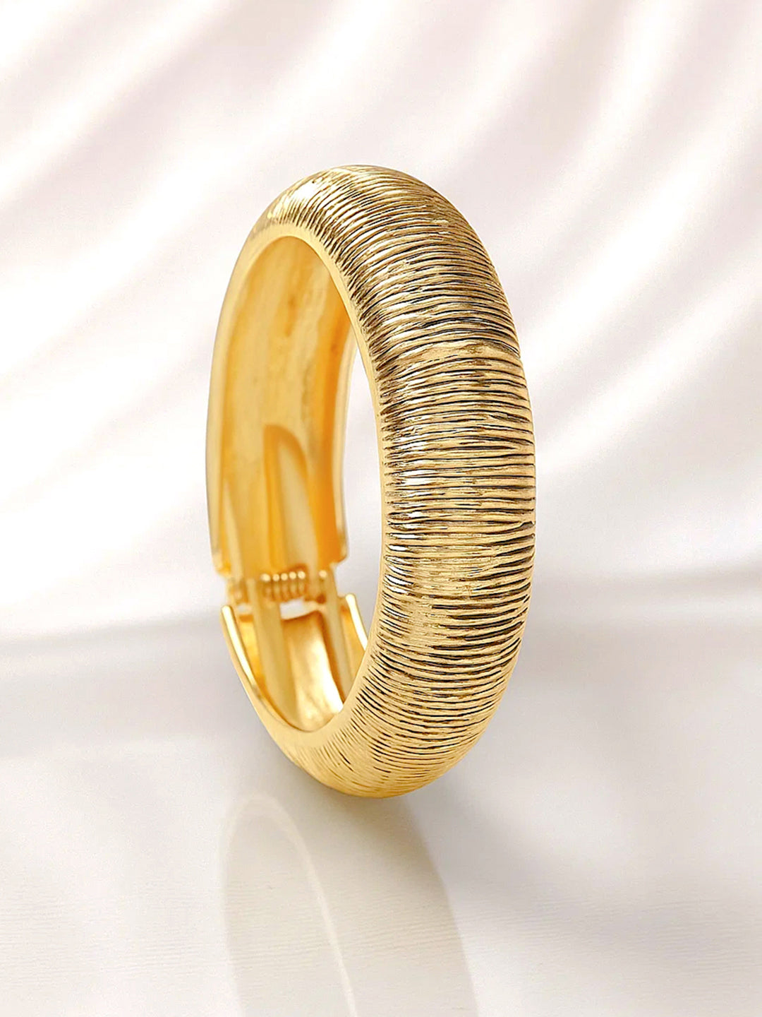 【Rubans】 Golden Textured Bold Statement Bracelet｜ゴールデン テクスチャード ボールド ステートメント ブレスレット