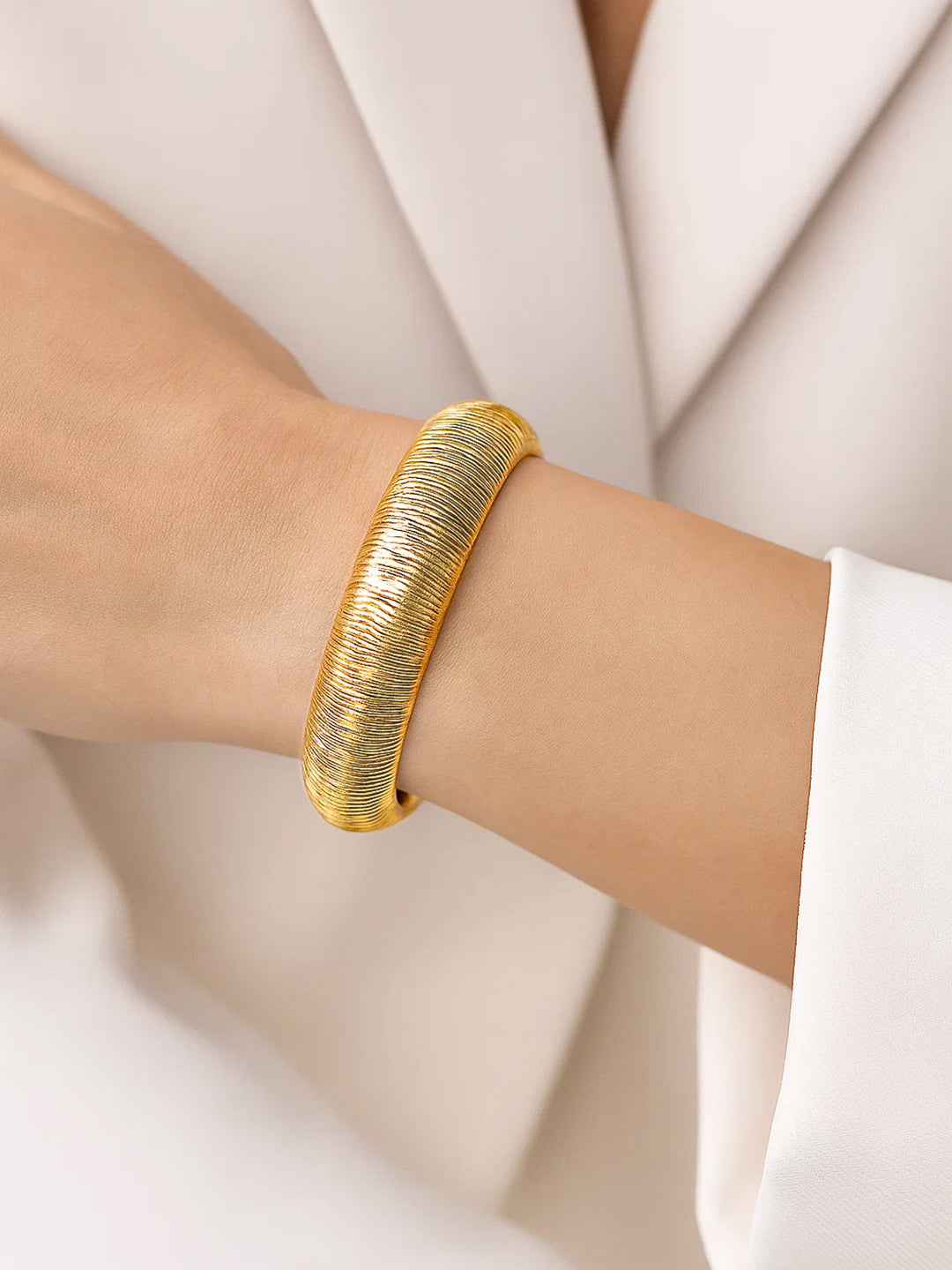 【Rubans】 Golden Textured Bold Statement Bracelet｜ゴールデン テクスチャード ボールド ステートメント ブレスレット