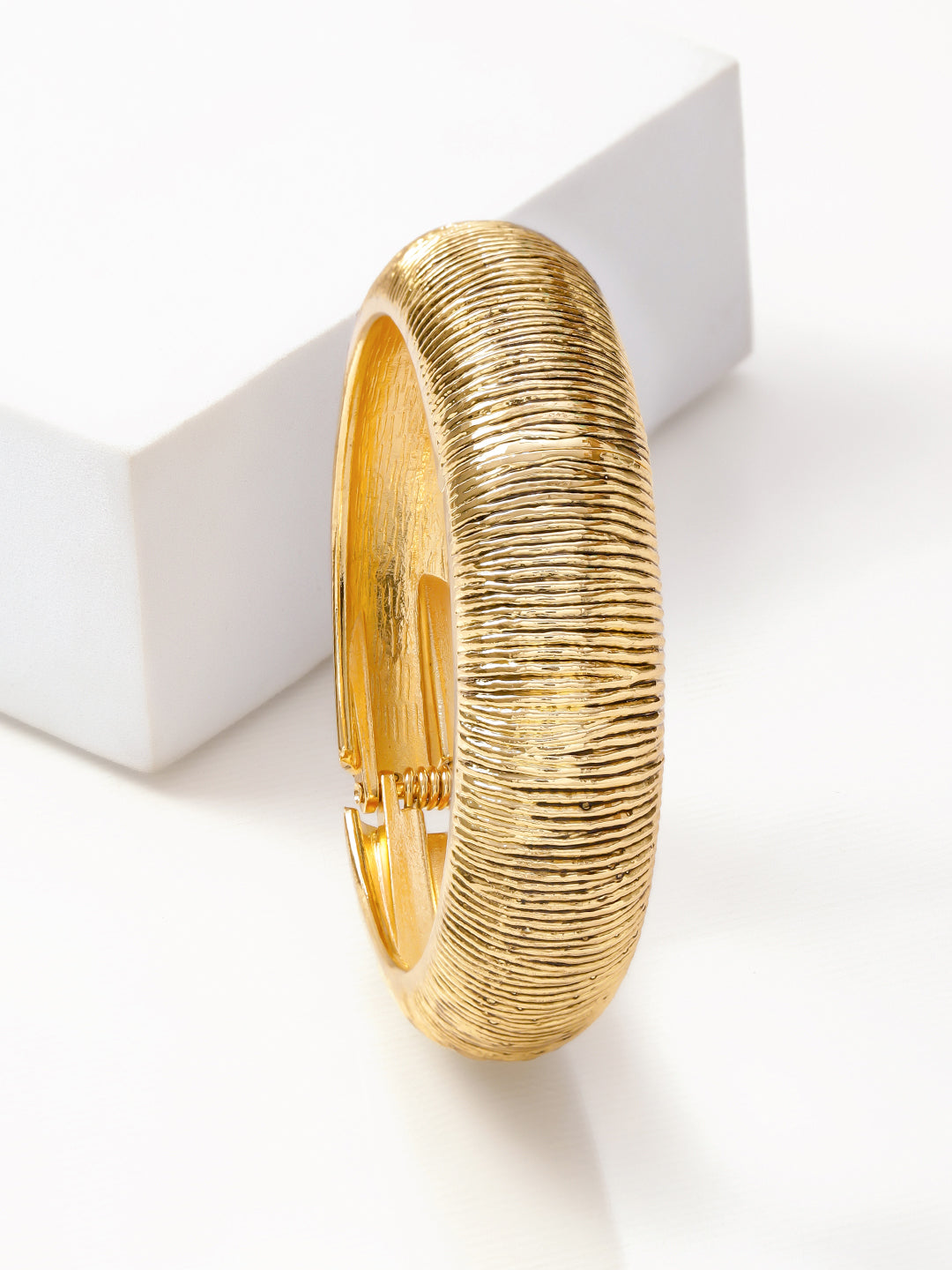【Rubans】 Golden Textured Bold Statement Bracelet｜ゴールデン テクスチャード ボールド ステートメント ブレスレット