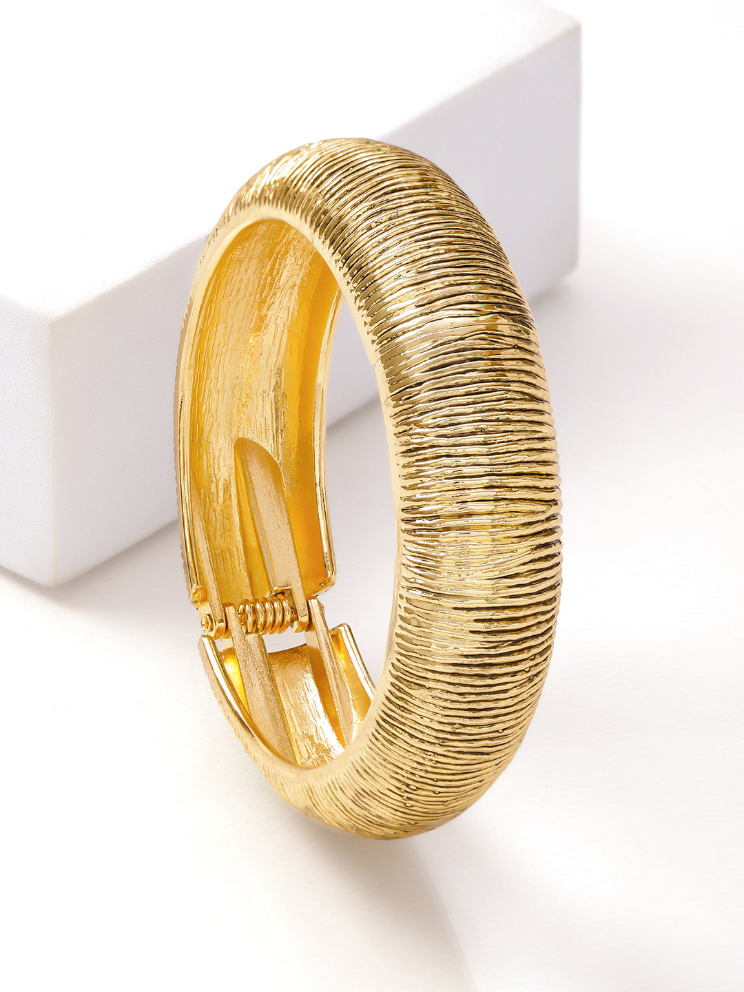 【Rubans】 Golden Textured Bold Statement Bracelet｜ゴールデン テクスチャード ボールド ステートメント ブレスレット