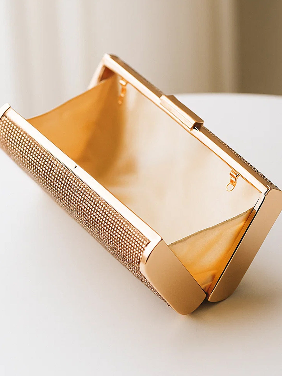 Festive Glow Structured Gold Clutch フリーサイズ