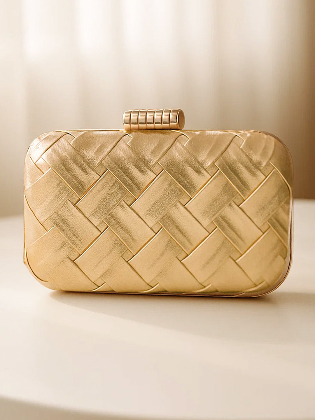 Glam Night Textured Gold Clutch フリーサイズ