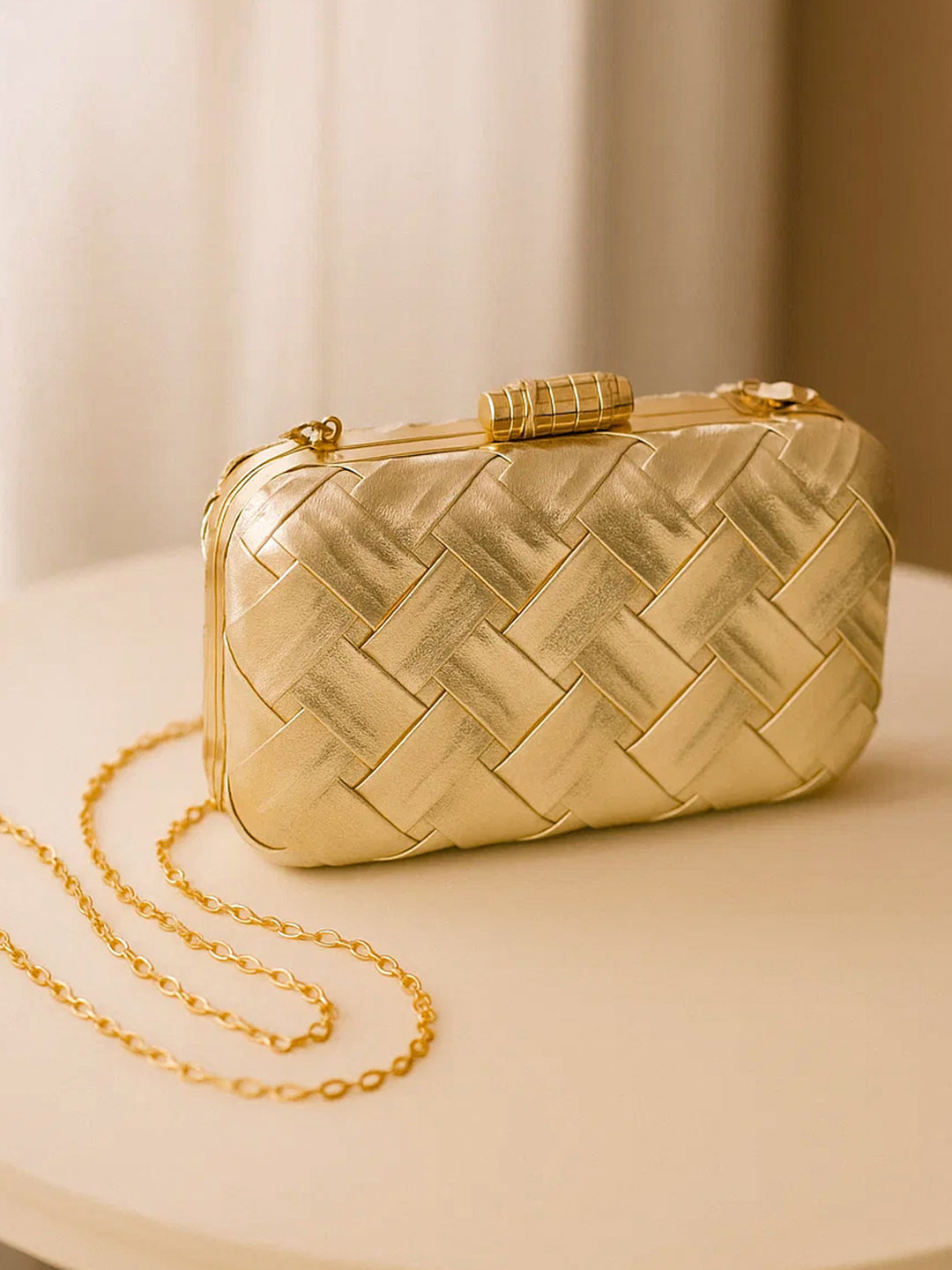 Glam Night Textured Gold Clutch フリーサイズ