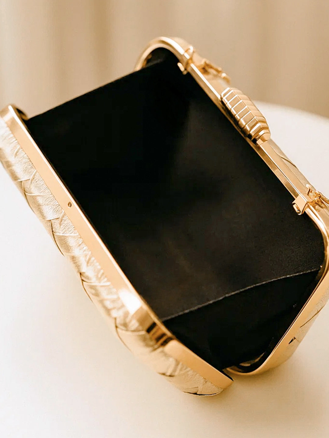 Glam Night Textured Gold Clutch フリーサイズ