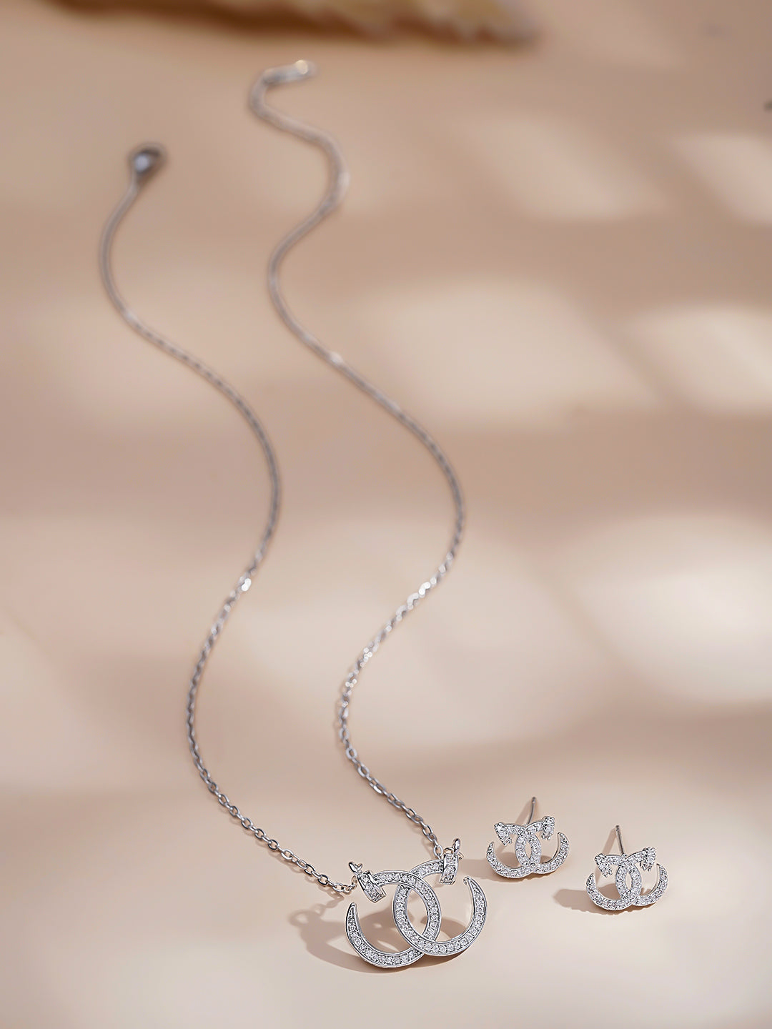 Silver Toned Interlocked Rings Pendant Necklace Set フリーサイズ