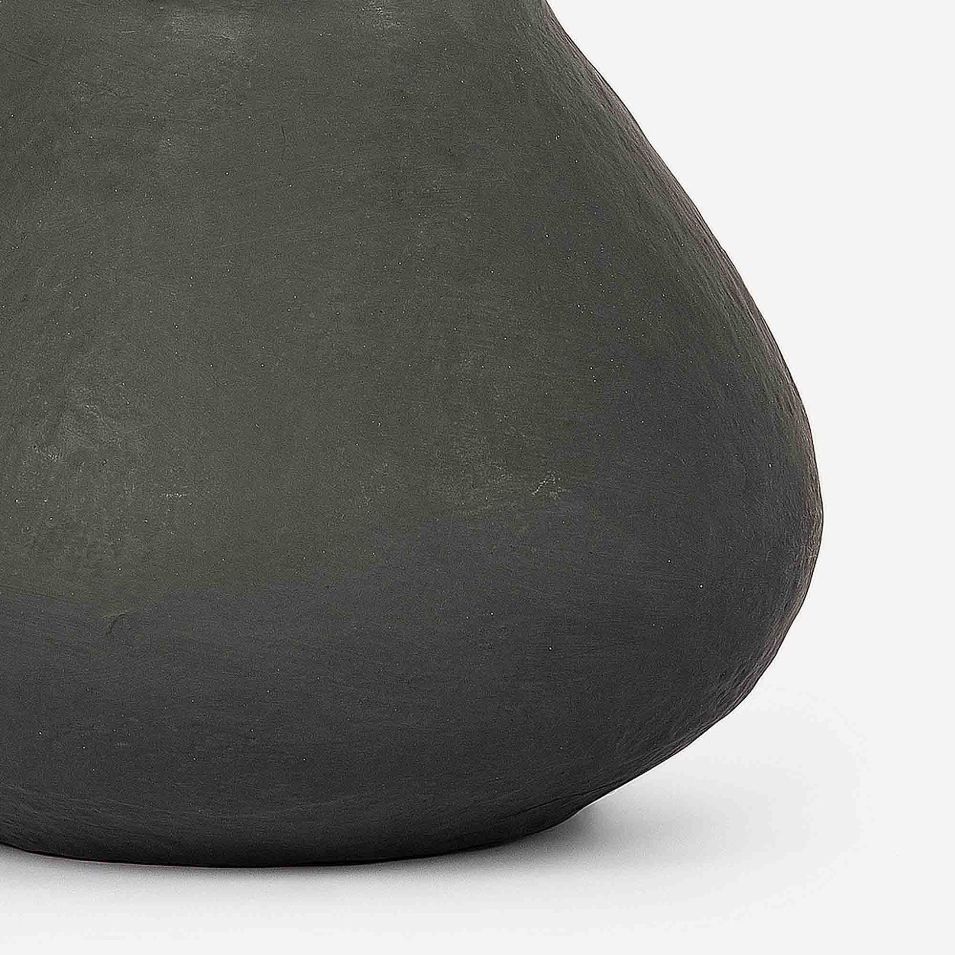ROTUND NOIR VASE 22.9(長さ) x 22.9(幅) x 25.9(高さ); 直径: 22.9