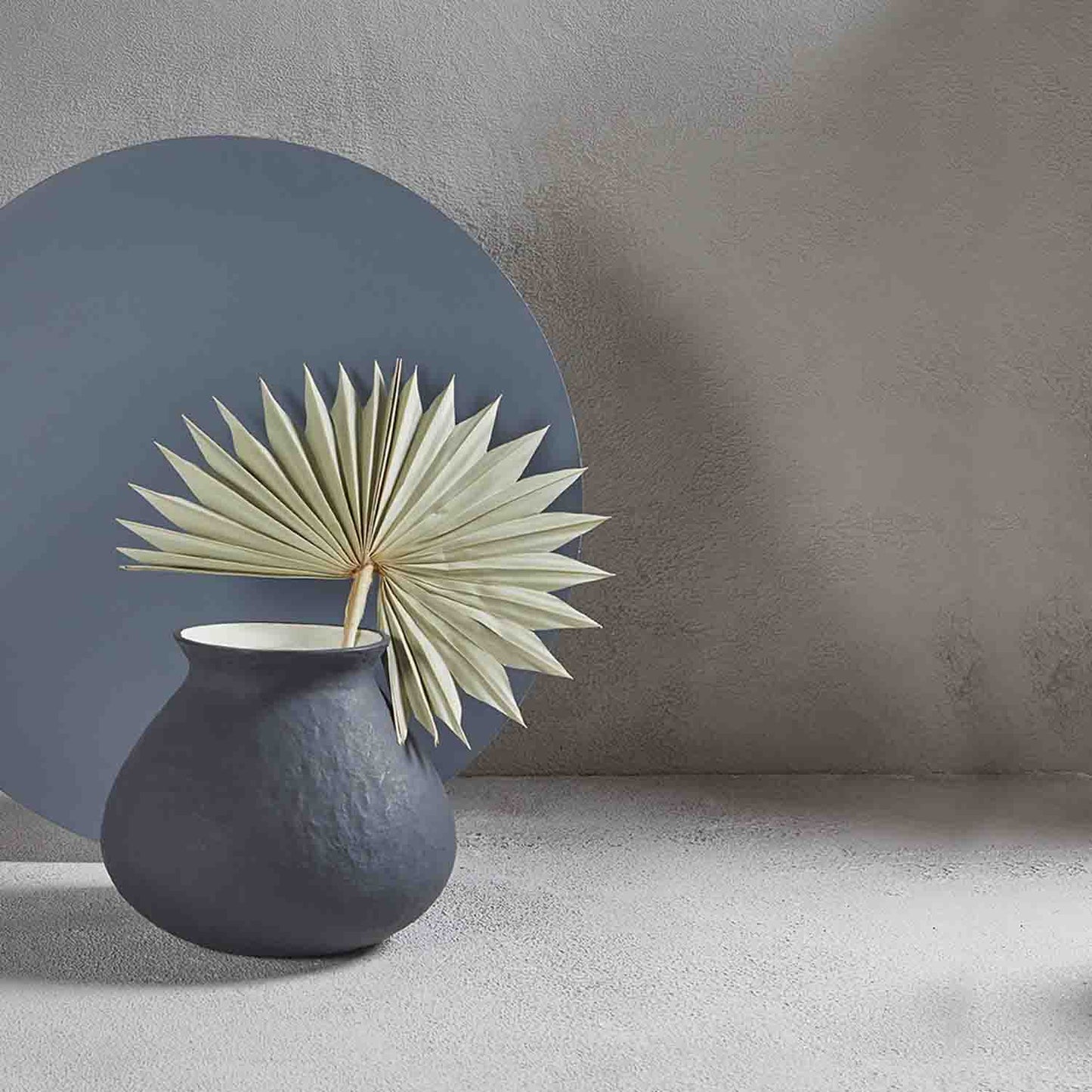 ROTUND NOIR VASE 22.9(長さ) x 22.9(幅) x 25.9(高さ); 直径: 22.9