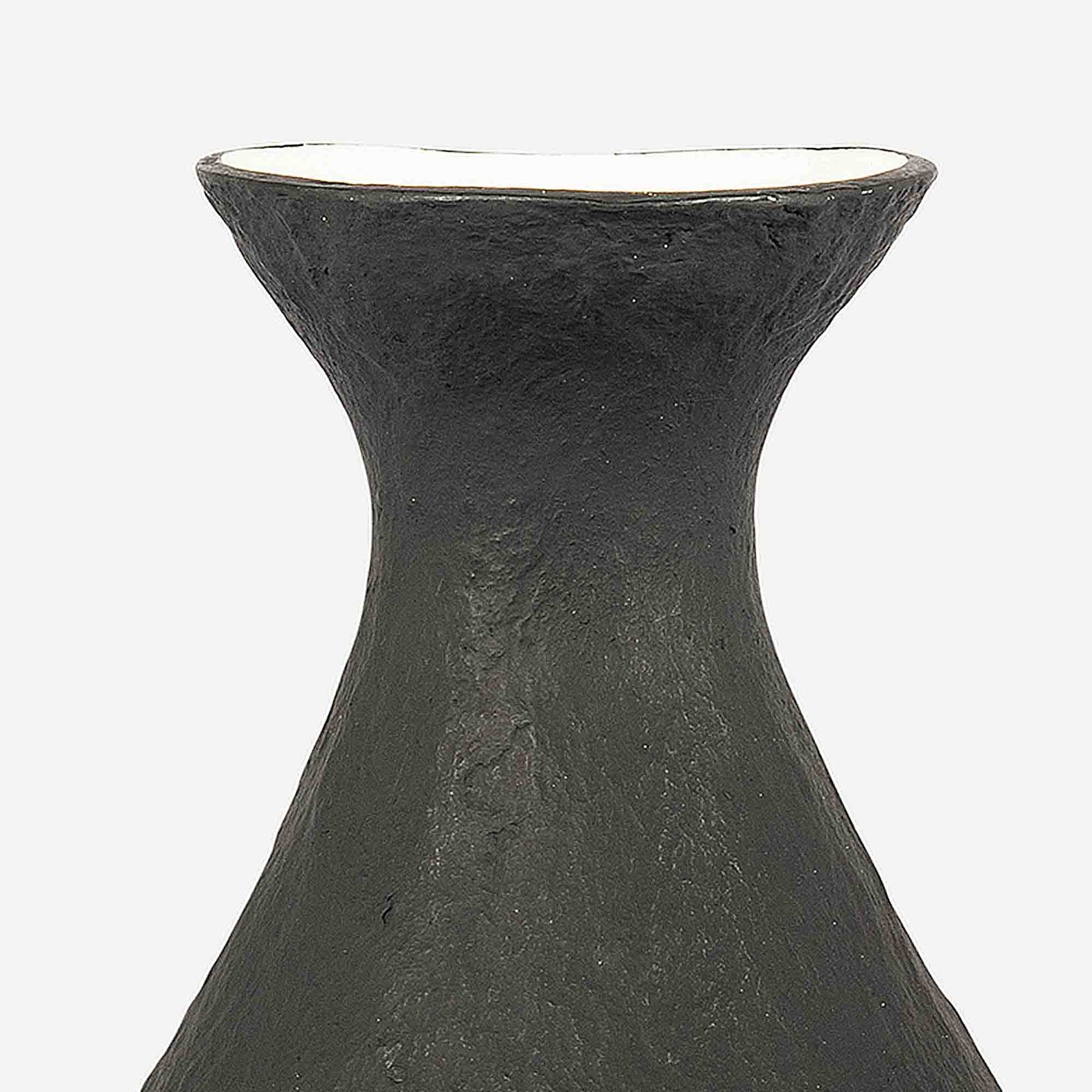 PETITE NOIR VASE 18.6(L) x 18.6(B) x 26.1(H); 直径: 18.6