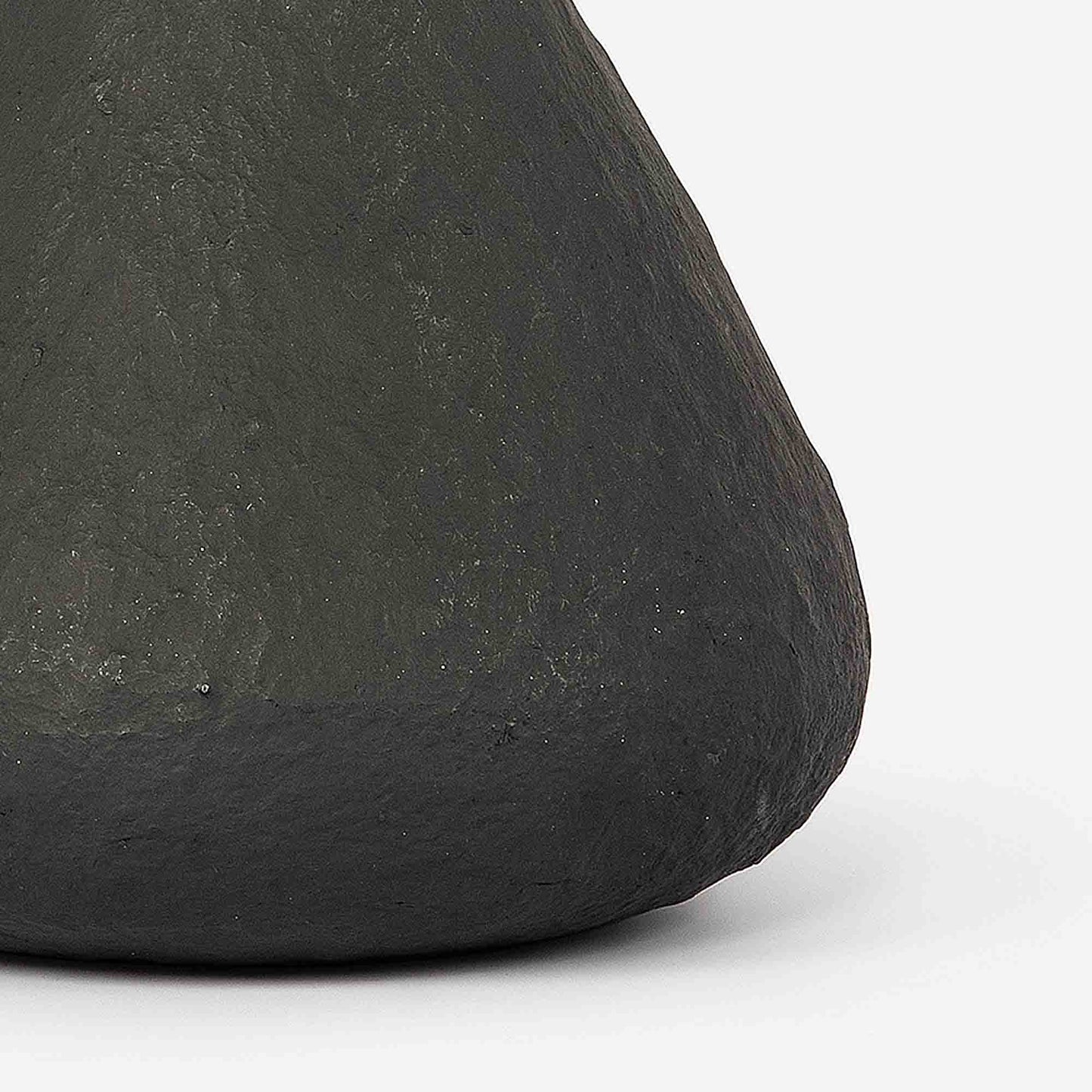 PETITE NOIR VASE 18.6(L) x 18.6(B) x 26.1(H); 直径: 18.6