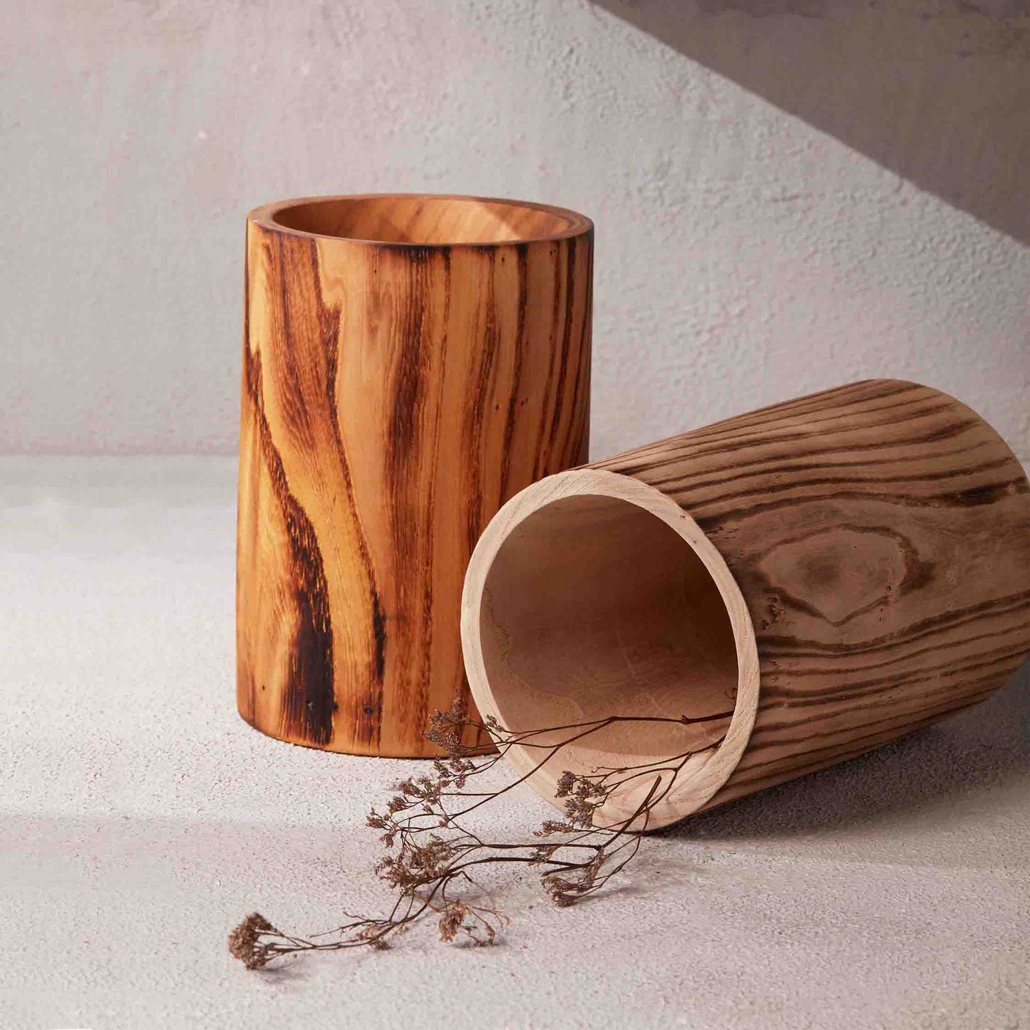 STOUT WOODEN VASE 17.1(L) x 17.1(B) x 25.6(H); 直径: 17.1