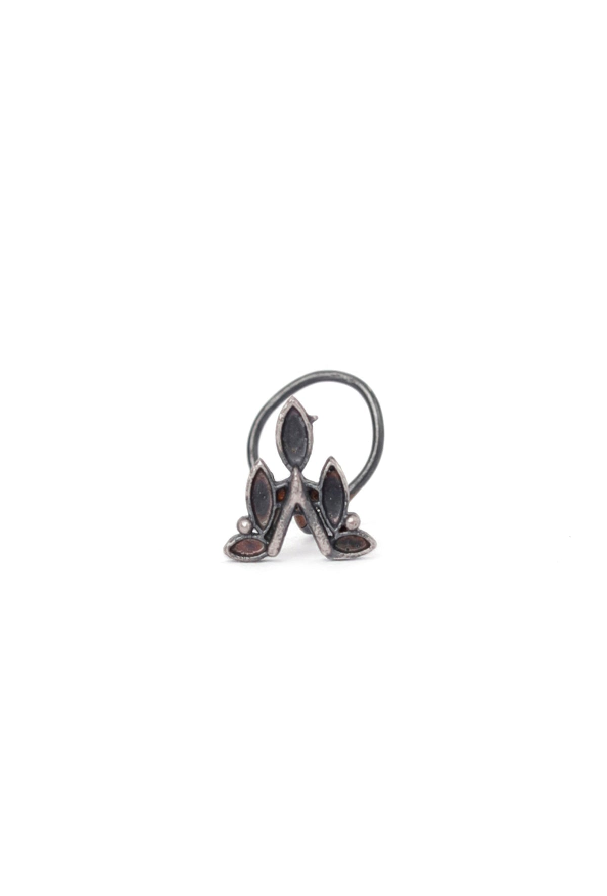 Black Enamel Intricate Ancient Motif Nosepin タイプ ピアス