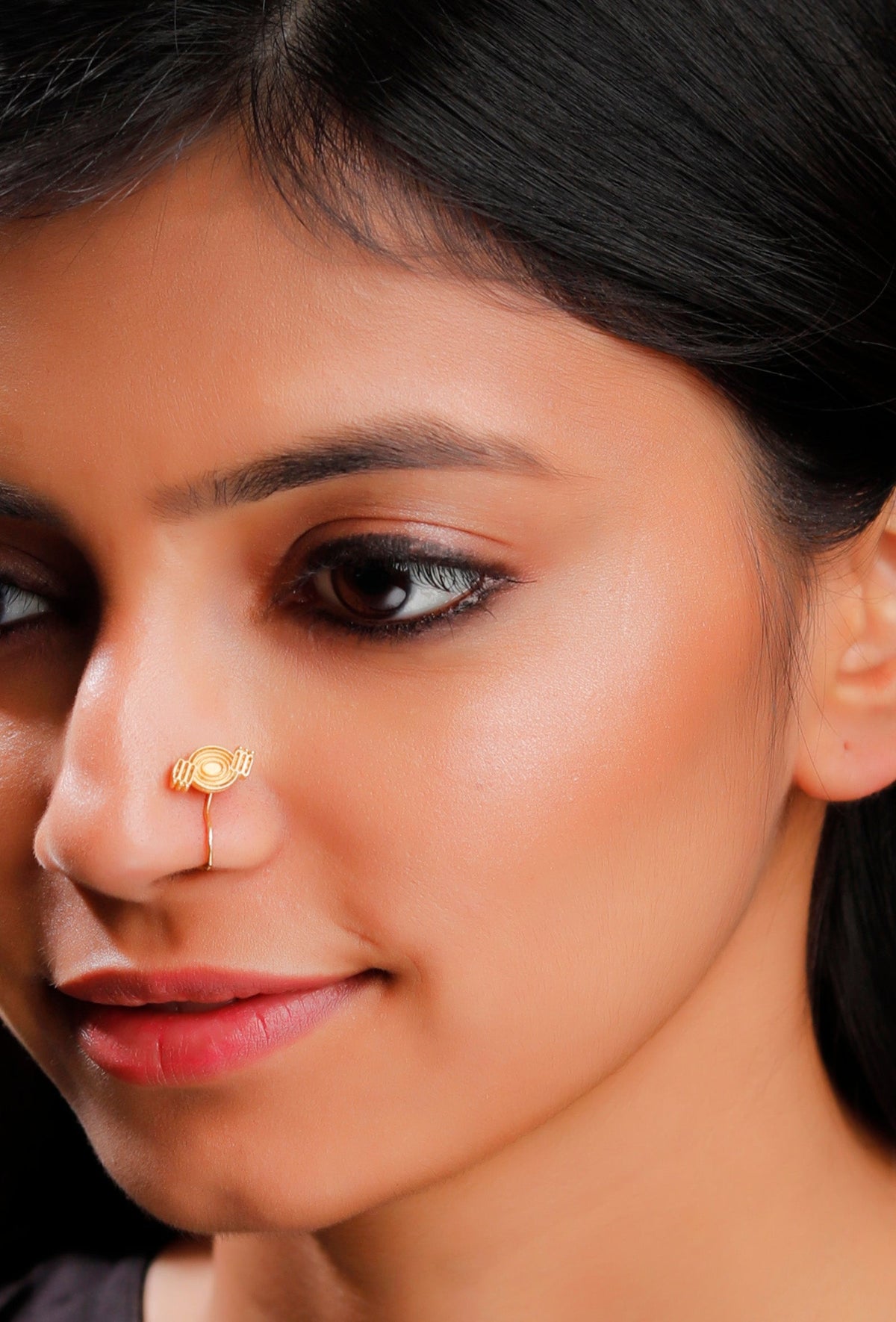 Intricate Brass Circular Motif Nose Pin タイプ ピアス